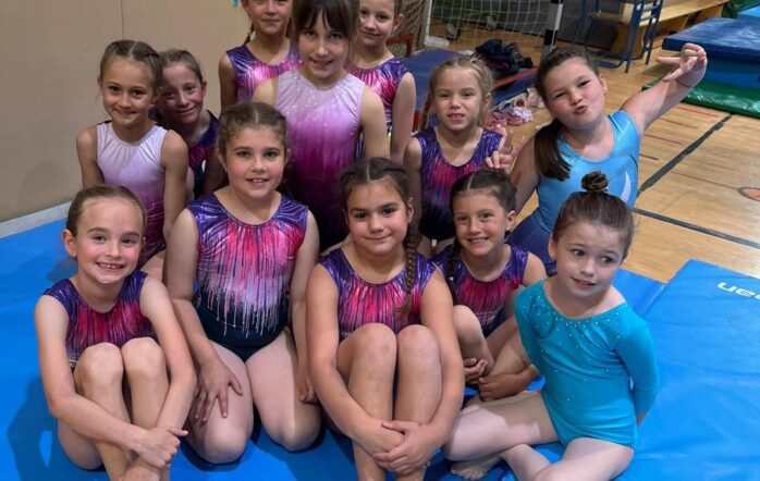 Naše izjemne gimnastičarke so se udeležile orodnega tekmovanja v Mariboru, kjer so s svojimi elegantnimi, natančnimi in zanesljivimi nastopi navdušile tako sodnike kot gledalce.