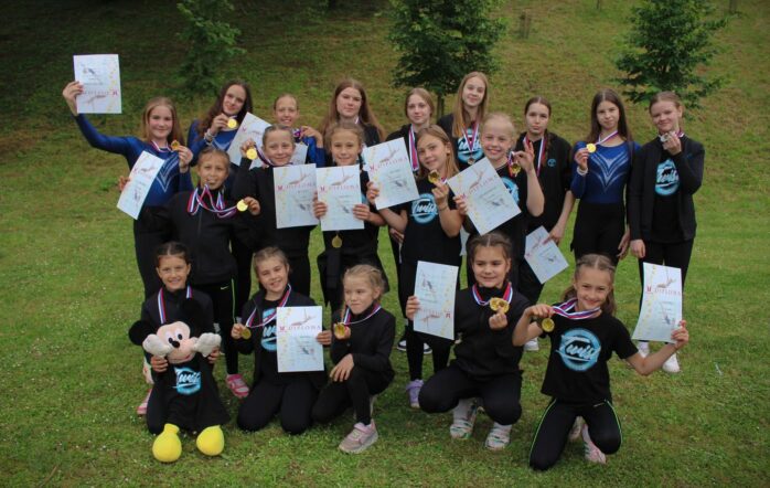 Naše izjemne gimnastičarke so se udeležile orodnega tekmovanja Špargljev šesteroboj v Orehovljah, kjer so s čudovitimi in natančnimi vajami znova pokazale, kako daleč jih lahko pripelje trud, disciplina in srčna predanost športu.